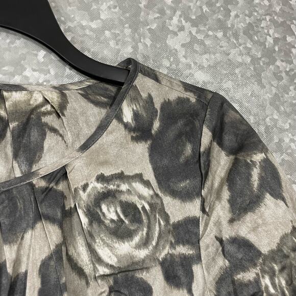 Talbots Women's Gray Bold Floral Button Up Blouse - Size 10P (Petite) - Corpcore - Picture 2 of 6